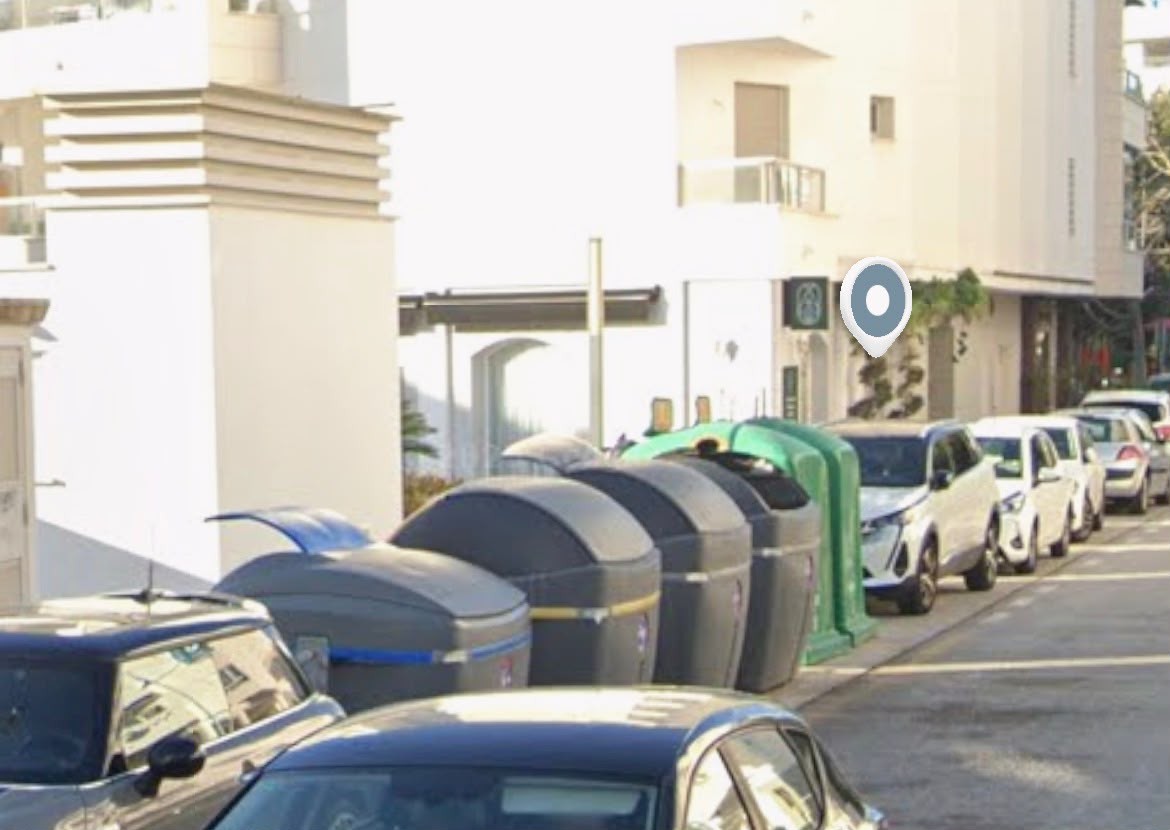 Contenedores de basura cercanos al alojamiento / Waste bins near the apartment